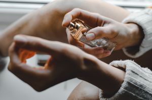 Jak przedłużyć trwałość perfum na skórze?
