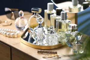 Perfumy w pracy – jakie nuty są eleganckie, a jakie lepiej zostawić na wieczór?