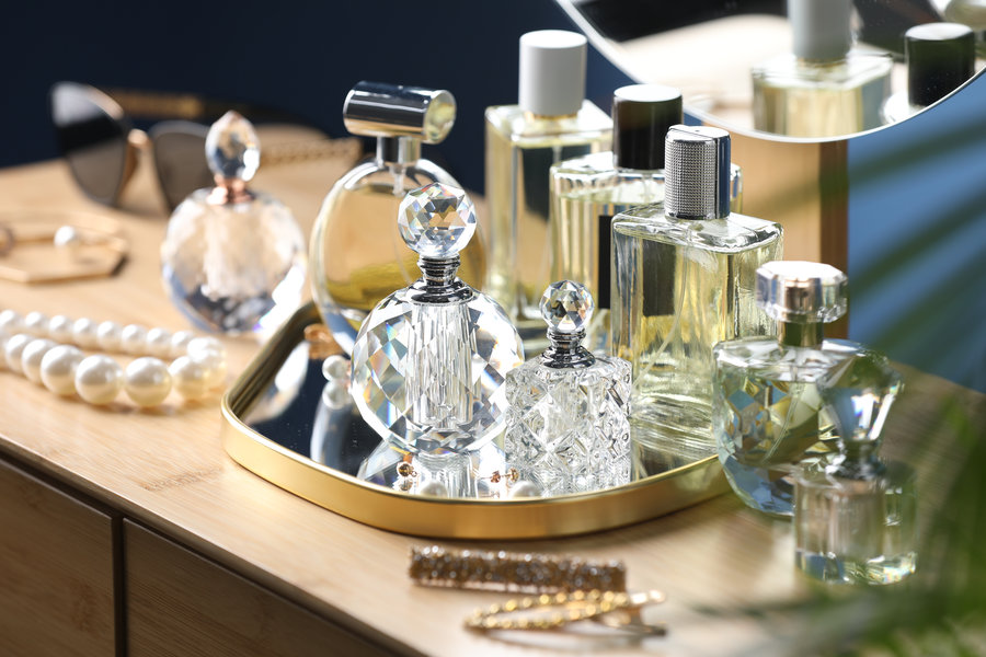 Perfumy w pracy – jakie nuty są eleganckie, a jakie lepiej zostawić na wieczór?