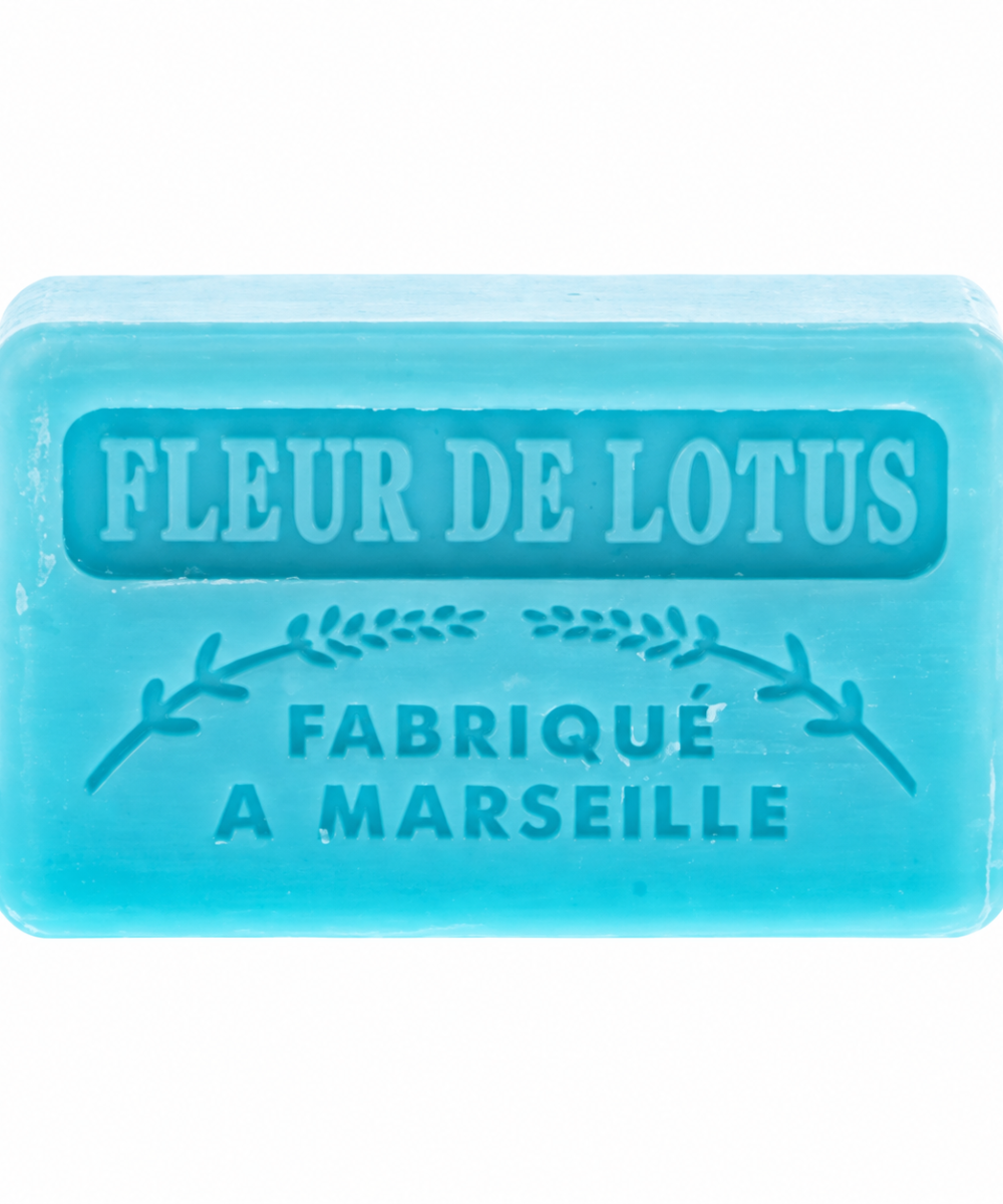 Savonnette marseillaise parfumée Fleur de lotus 60 g sur fond blanc