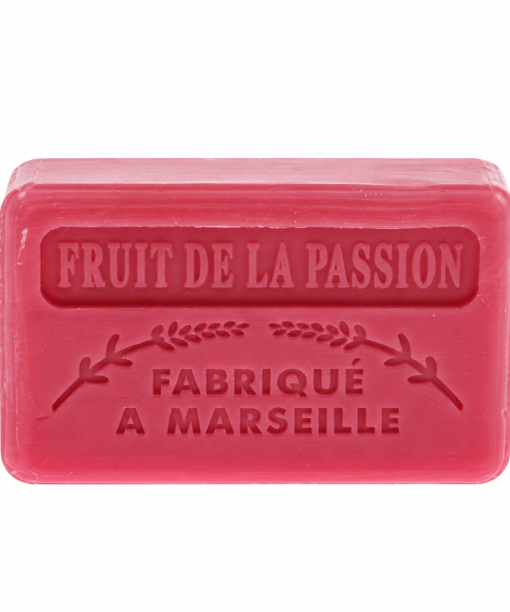 Savonnette marseillaise parfumée Fruit de la passion 60 g sur fond blanc